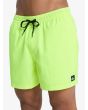 Hombre con Boardshort Quiksilver Everyday Solid Volley 15'' amarillo neón cintura elástica y cordón