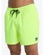 Hombre con Boardshort Quiksilver Everyday Solid Volley 15'' amarillo neón cintura elástica y cordón