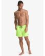 Hombre con Boardshort Quiksilver Everyday Solid Volley 15'' amarillo neón pierna recta