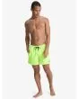 Hombre con Boardshort Quiksilver Everyday Solid Volley 15'' amarillo neón pierna recta