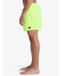 Hombre con Boardshort Quiksilver Everyday Solid Volley 15'' amarillo neón lateral