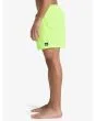 Hombre con Boardshort Quiksilver Everyday Solid Volley 15'' amarillo neón lateral