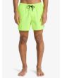 Hombre con Boardshort Quiksilver Everyday Solid Volley 15'' amarillo neón