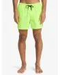 Hombre con Boardshort Quiksilver Everyday Solid Volley 15'' amarillo neón