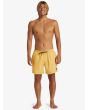 Hombre con Bañador volley Quiksilver Everyday Deluxe 15'' Amarillo cintura elástica
