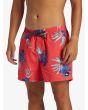 Hombre con bañador Quiksilver Everyday Mix Volley 15'' Cayenne cintura elástica