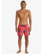 Hombre con bañador Quiksilver Everyday Mix Volley 15'' Cayenne ajuste
