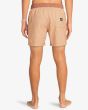 Hombre con Bañador Billabong Good Times Vacay Layback 16'' Mustard posterior