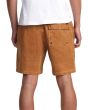 Hombre con Short de Pana RVCA Escape Elastic 17' Marrón posterior