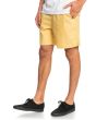 Hombre con short elástico Quiksilver Taxer 17" amarillo lateral