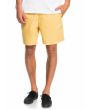 Hombre con short elástico Quiksilver Taxer 17" amarillo 