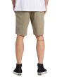 Hombre con short sumergible Billabong Crossfire Mid Caqui posterior