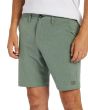 Hombre con short sumergible Billabong Crossfire Mid verde botón