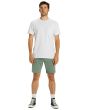 Hombre con short sumergible Billabong Crossfire Mid verde frontal