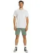 Hombre con short sumergible Billabong Crossfire Mid verde frontal