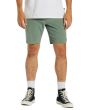 Hombre con short sumergible Billabong Crossfire Mid verde