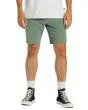 Hombre con short sumergible Billabong Crossfire Mid verde