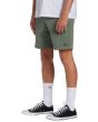 Hombre con pantalón corto sumergible Billabong Crossfire Wave Washed 18'' Verde lateral