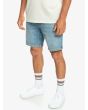 Hombre con short vaquero Quiksilver Modern Wave Salt Water 18" Azul lateral 