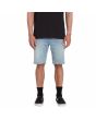 Hombre con short vaquero Volcom Solver Denim azul Worker Indigo Vintage 