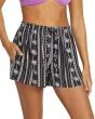 Mujer con Pantalón corto de playa Volcom Sunny Daze Negro con palmeras estampadas cintura elástica