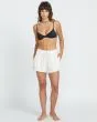 Mujer con pantalón corto de cintura elástica Volcom Sunny Daze Blanco Hueso bolsillos