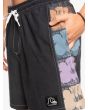 Hombre con bañador de natación Quiksilver Original Arch 17" Negro Floral izquierda