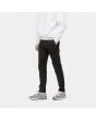 Hombre con pantalón chino Carhartt WIP Sid Pant negro lateral