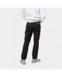 Hombre con pantalón chino Carhartt WIP Sid Pant negro posterior