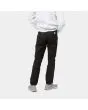 Hombre con pantalón chino Carhartt WIP Sid Pant negro posterior