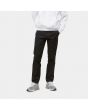 Hombre con pantalón chino Carhartt WIP Sid Pant negro