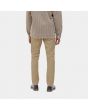 Hombre con pantalón chino Carhartt WIP Sid Pant beige posterior