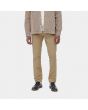 Hombre con pantalón chino Carhartt WIP Sid Pant beige