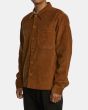 Hombre con sobrecamisa de pana RVCA Americana Corduroy Camel izquierda
