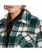 Mujer con sobrecamisa Volcom Silent Sherpa Jacket verde insignia metálica