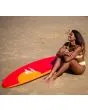 Mujer con Tabla Surf Softboard Zeus Dolce 6'6'' 52,36L Pill Futures Thruster bottom