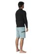 Hombre con Chaqueta de neopreno Vissla Solid Sets 2mm con cremallera frontal en color negro Black 2 derecha
