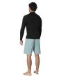 Hombre con Chaqueta de neopreno Vissla Solid Sets 2mm con cremallera frontal en color negro Black 2 posterior