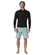 Hombre con Chaqueta de neopreno Vissla Solid Sets 2mm con cremallera frontal en color negro Black 2