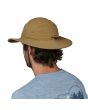 Hombre con Sombrero Patagonia Quandary Brimmer Hat color Classic Tan Unisex posterior