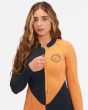 Mujer con traje de surf de primavera con manga larga y cremallera frontal Billabong Salty Dayz FLT 2/2mm Canyon Black cierre