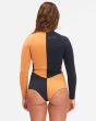 Mujer con traje de surf de primavera con manga larga y cremallera frontal Billabong Salty Dayz FLT 2/2mm Canyon Black posterior