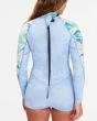 Mujer con traje de surf de Primavera con manga larga y cremallera en la espalda Billabong Spring Fever 2/2mm azul celeste cierre