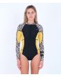 Mujer con traje de surf de primavera Hurley Advantage 2/2mm con cremallera frontal amarillo y negro frente