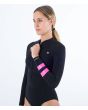 Mujer con traje de surf de primavera con manga larga y cremallera frontal Hurley Woman Advant 2mm Springsuit negro cierre