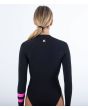 Mujer con traje de surf de primavera con manga larga y cremallera frontal Hurley Woman Advant 2mm Springsuit negro espalda