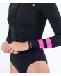 Mujer con traje de surf de primavera con manga larga y cremallera frontal Hurley Woman Advant 2mm Springsuit negro rayas Block Party fucsias