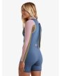 Mujer con Springsuit con manga larga y cremallera posterior Roxy 2/2mm Prologue+ color azul grisáceo, rosa y verde vista trasera
