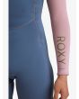 Mujer con Springsuit con manga larga y cremallera posterior Roxy 2/2mm Prologue+ color azul grisáceo, rosa y verde serigrafía manga