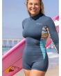 Mujer con Springsuit con manga larga y cremallera en la espalda Roxy 2mm Swell Series Starglazer lifestyle